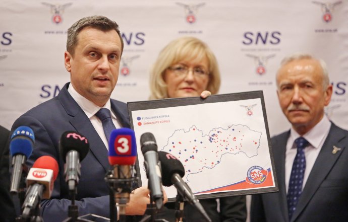 23. január 2016: Andrej Danko na tlačovej besede oznamuje, že SNS má ako jediná v programe rozvoj kúpeľníctva. Novinárom ukazuje aj mapu liečivých prameňov. Foto - TASR