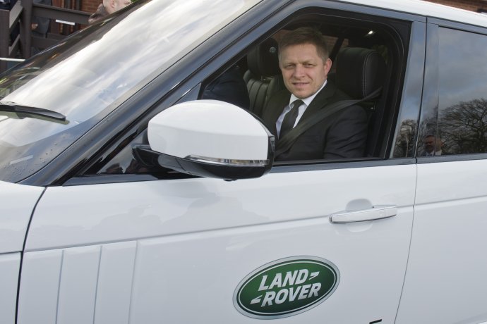 Premiér Róbert Fico v automobile britského Jaguar Land Rover, ktorý má svoju fabriku pri Nitre Foto – TASR