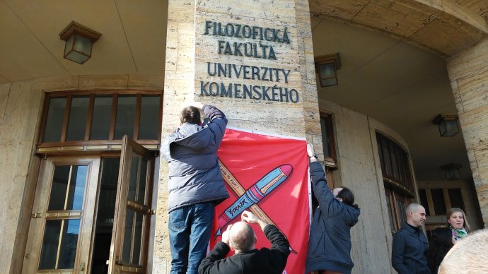 Vysokoškolskí učitelia preberajú štrajkovú štafetu. Foto N - Dušan Mikušovič