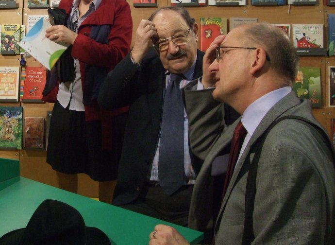 Umberto Eco a Stanislav Vallo dumajú, ako dostať spisovateľa do krajiny jeho prekladateľa .Foto - archív S. V.