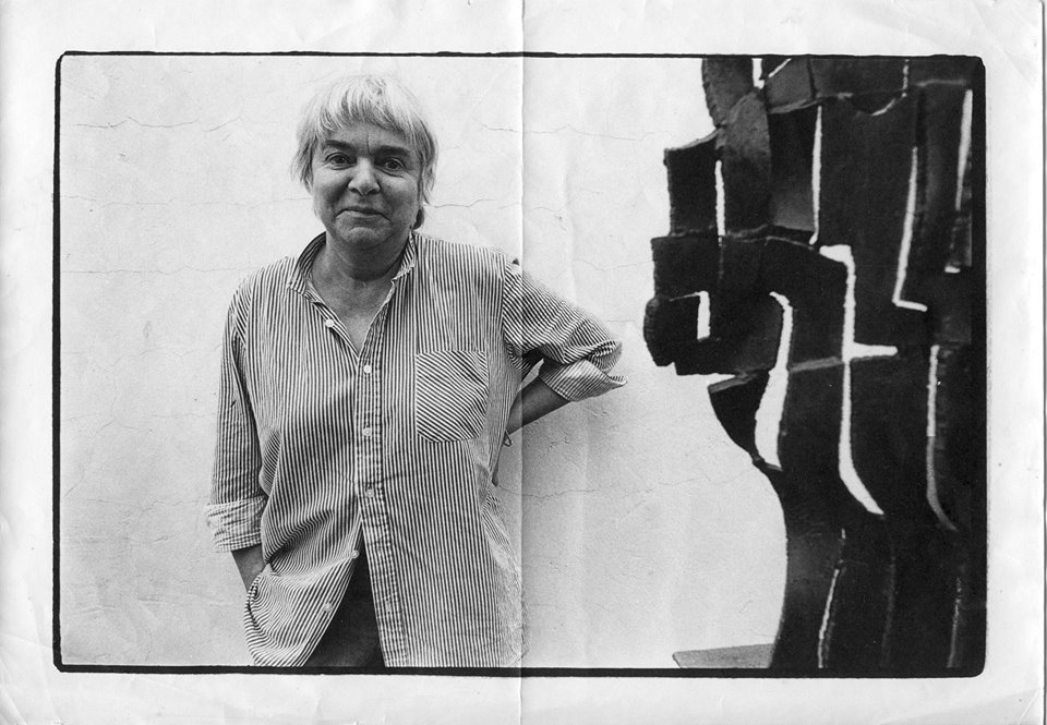 Erna Masarovičová (1926 – 2008) pri jednom zo svojich diel. Foto - Bohdan Holomíček, 1984