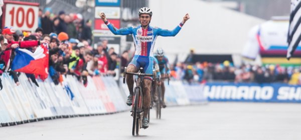 Český cyklista oslavoval titul majstra sveta kolo pred koncom pretekov