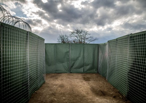 Proti utečencom Slovensko kúpilo plot, migrantku zo Sýrie postrelili v jednom zo štyroch áut, ktoré k nám prišlo po ceste. Foto N – Tomáš Benedikovič