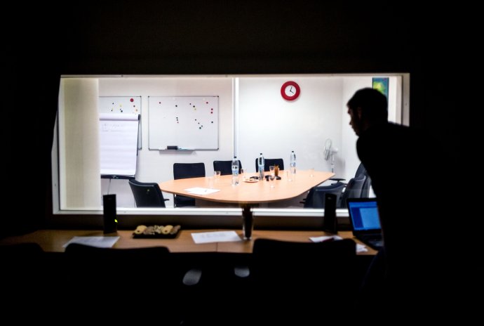 Skupinová diskusia prebieha v osvetlenej miestnosti za jednosmerným zrkadlom. Ilustračné foto N – Tomáš Benedikovič