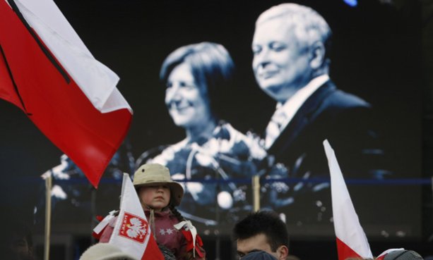 People take part in a event outside the Presidential Palace in Warsaw April 10, 2012. The event was held to commemorate the second anniversary of the 2010 plane crash at Smolensk airport that killed Poland's former President Lech Kaczynski (rear R), his wife Maria (rear L) and 94 others. REUTERS/Kacper Pempel (POLAND - Tags: POLITICS DISASTER ANNIVERSARY)