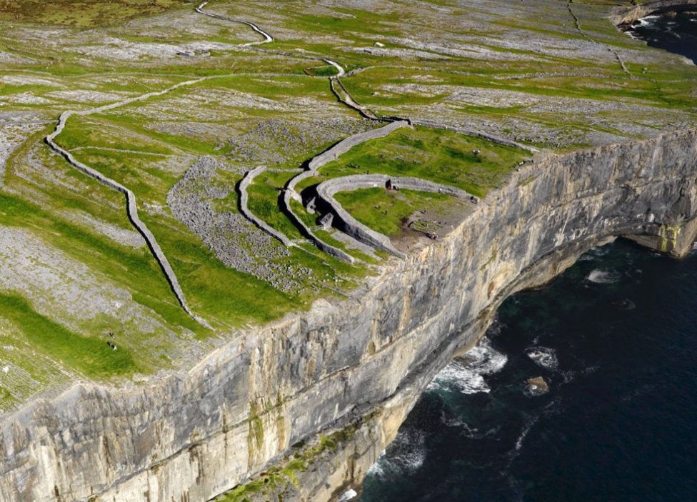 Barbarské pevnosti na stometrových útesoch, staroveké kostoly zaviate v piesku a pôvodný keltský jazyk. To je Aranské súostrovie v írskom Atlantiku Foto - Wikipedia