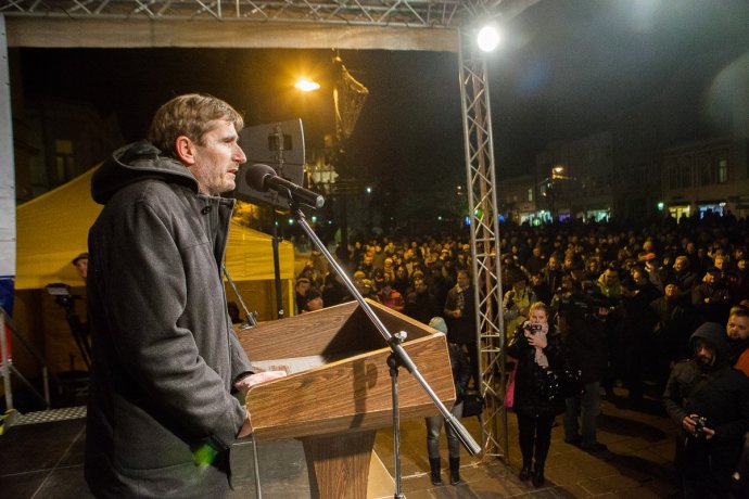 Oto Žarnay (46). Bývalý stredoškolský učiteľ, v súčasnosti jazykový redaktor mestského denníka košice:dnes. Upozornil na podozrivé obstarávanie právnych služieb na škole, na ktorej pôsobil 17 rokov. Namiesto nápravy bol vedením školy šikanovaný a nakoniec spolu s kolegom, ktorý sa ho zastal, prepustený. Súd zatiaľ o jeho prípade nerozhodol. Medzičasom získal ocenenie Biela vrana za statočnosť. Vo vlaňajších komunálnych voľbách kandidoval na post poslanca mestského zastupiteľstva v Košiciach a bol zvolený. Teraz ide do volieb do Národnej rady Slovenskej republiky ako číslo 5 na kandidátke OĽaNO. Foto – archív Ota Žarnaya