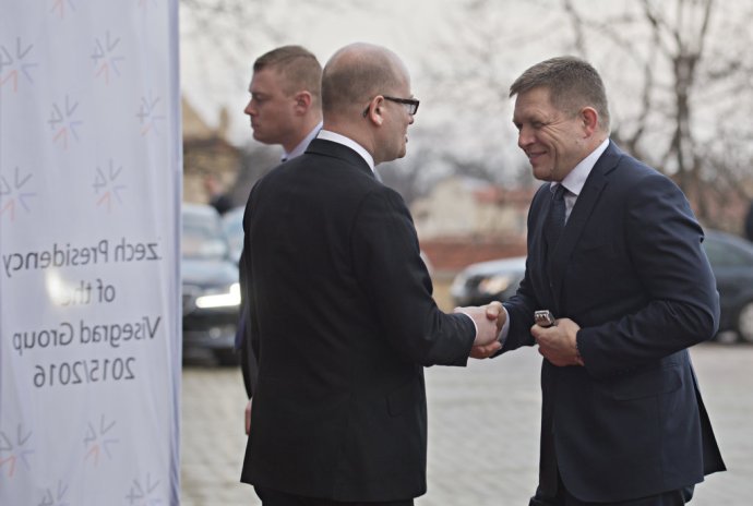 Bohuslav Sobotka víta na pražskom summite V4 slovenského kolegu Roberta Fica. FOTO - TASR