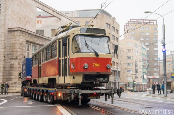 Keďže rozchod so šírkou 1435 milimetrov je v centre Bratislavy izolovaný, električku bolo potrebné priviezť špeciálnym návesom. Foto – imhd.sk