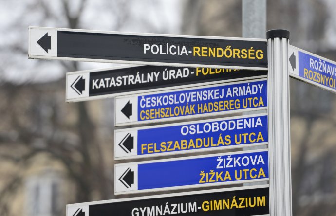 Smerová tabuľa v Moldave nad Bodvou - po slovensky aj v maďarčine. Foto N - Tomáš Benedikovič