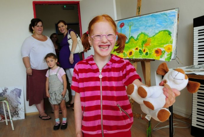 Dieťa v Súkromnej špeciálnej základnej a materskej škole pre deti s autizmom v Prešove v roku 2011. Ilustračné foto – TASR