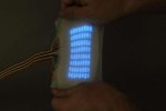 Toto multipixelové zariadenie má 5 milimetrov na hrúbku, každý pixel meria 4 milimetre. Dá sa ľudovoľne naťahovať a ohýbať. Foto - Science, Laboratórium organickej robotiky na Cornell University.