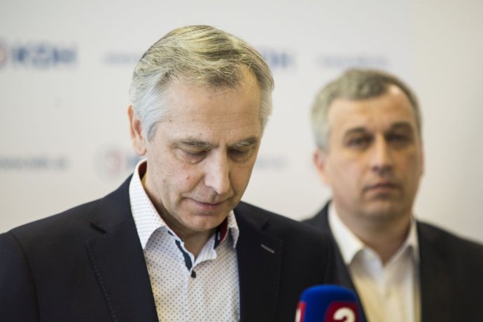 Na snímke vľavo bývalý predseda KDH Ján Figeľ, vpravo podpredseda KDH Pavol Zajac počas tlačovej konferencie hnutia k výsledkom volieb do NR SR. Foto - TASR
