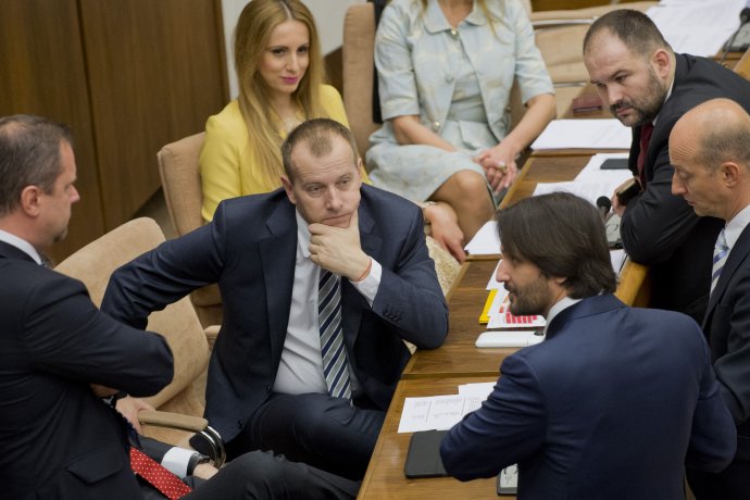 Robert Kaliňák s poslancami Borisa Kollára v roku 2016. Foto - TASR