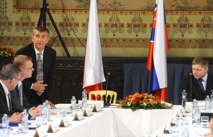 Robert Fico a Andrej Babiš počas spoločného rokovania vlád v apríli 2014. Foto – TASR