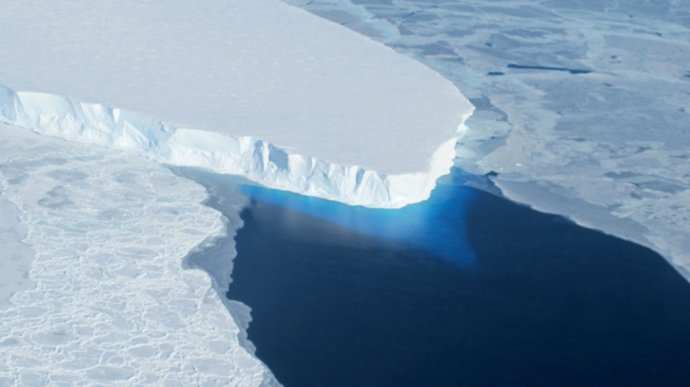 Roztápajúci sa ľadovec Thwaites v západnej Antarktíde. Foto – TASR/AP