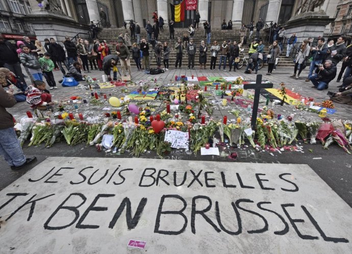 Nápis „Ja som Brusel“ a pamiatka obetiam na námestí Place de la Bourse v centre Bruselu. Foto – AP