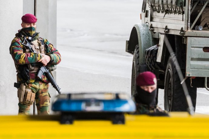 Belgickí vojaci hliadkujú pred bruselským letiskom Zaventem, kde sa odpálili dvaja teroristi a zabili 15 ľudí. Foto - TASR/AP