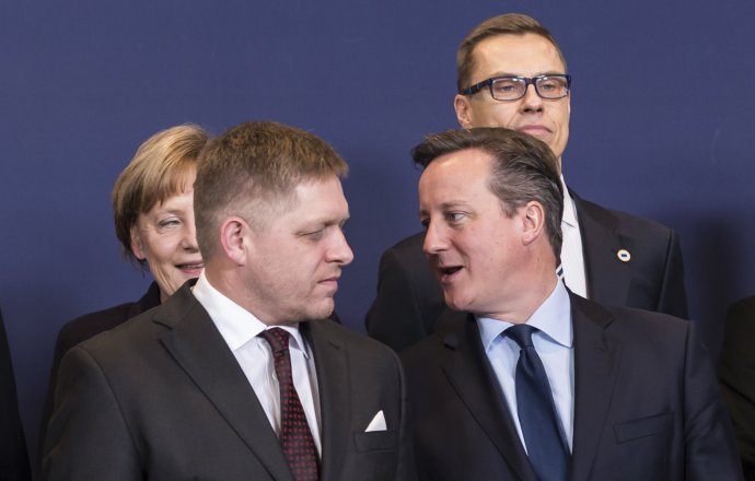 Nová vláda, ak vznikne, bude musieť riešiť aj možný odchod Británie z Únie. Na snímke Robert Fico (vľavo) a britský premiér David Cameron. Foto - tasr
