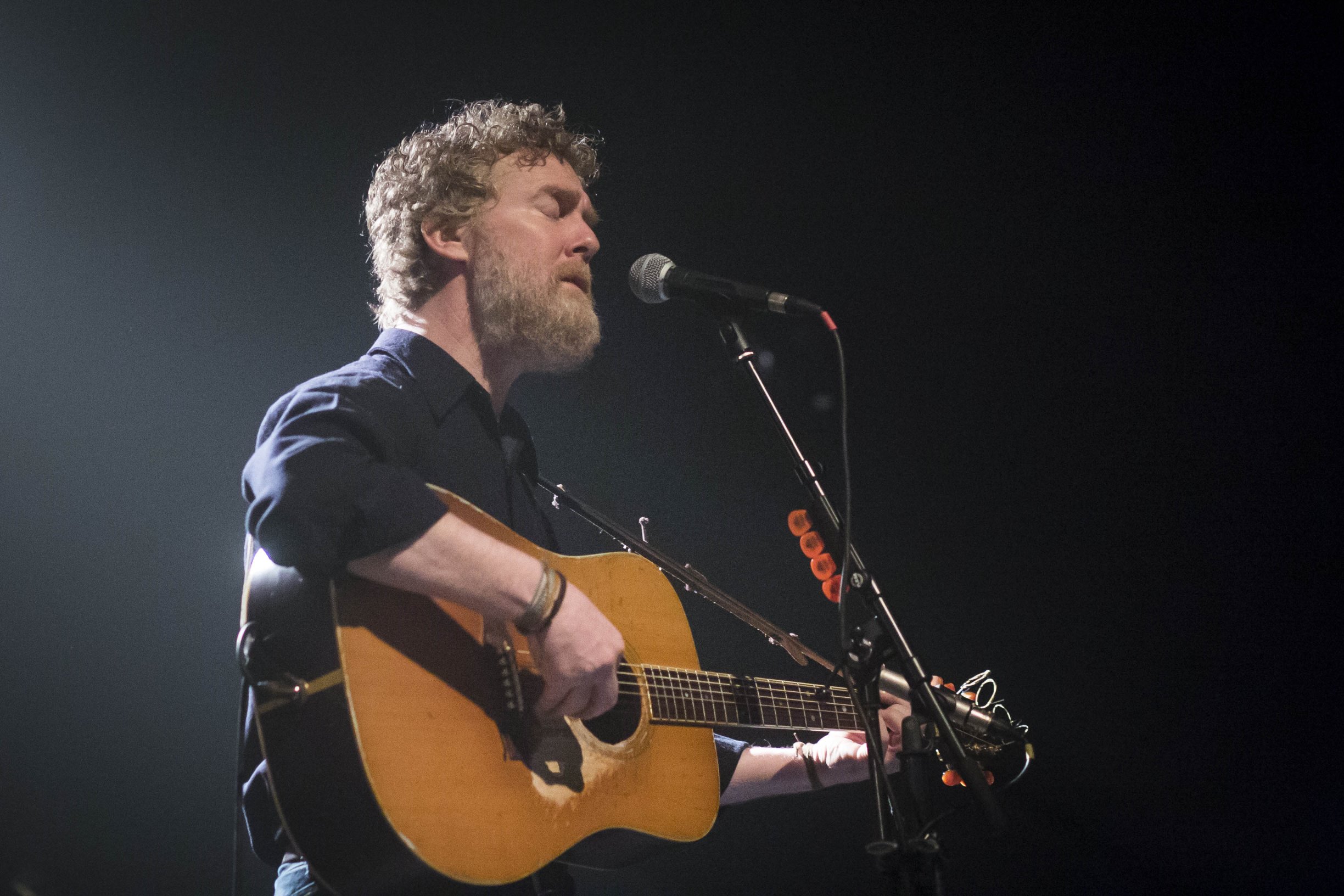 Miloval hudbu, bol v nej šokujúco úprimný a otvorený. Ako Glen Hansard našiel vlastný hlas