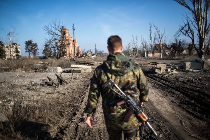 Vonku počuť výbuchy z jednej aj druhej strany. Ukrajinskí vojaci v Piskoch sa ostreľujú s proruskými separatistami na blízkom Doneckom letisku. Foto N - Vladimír Šimíček