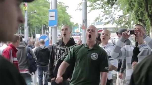 Poslanec Milan Mazurek pri vlaňajšom pochode proti moslimom kričal na moslimskú rodinu: „J…m vášho Alaha!“ Reprofoto – YouTube