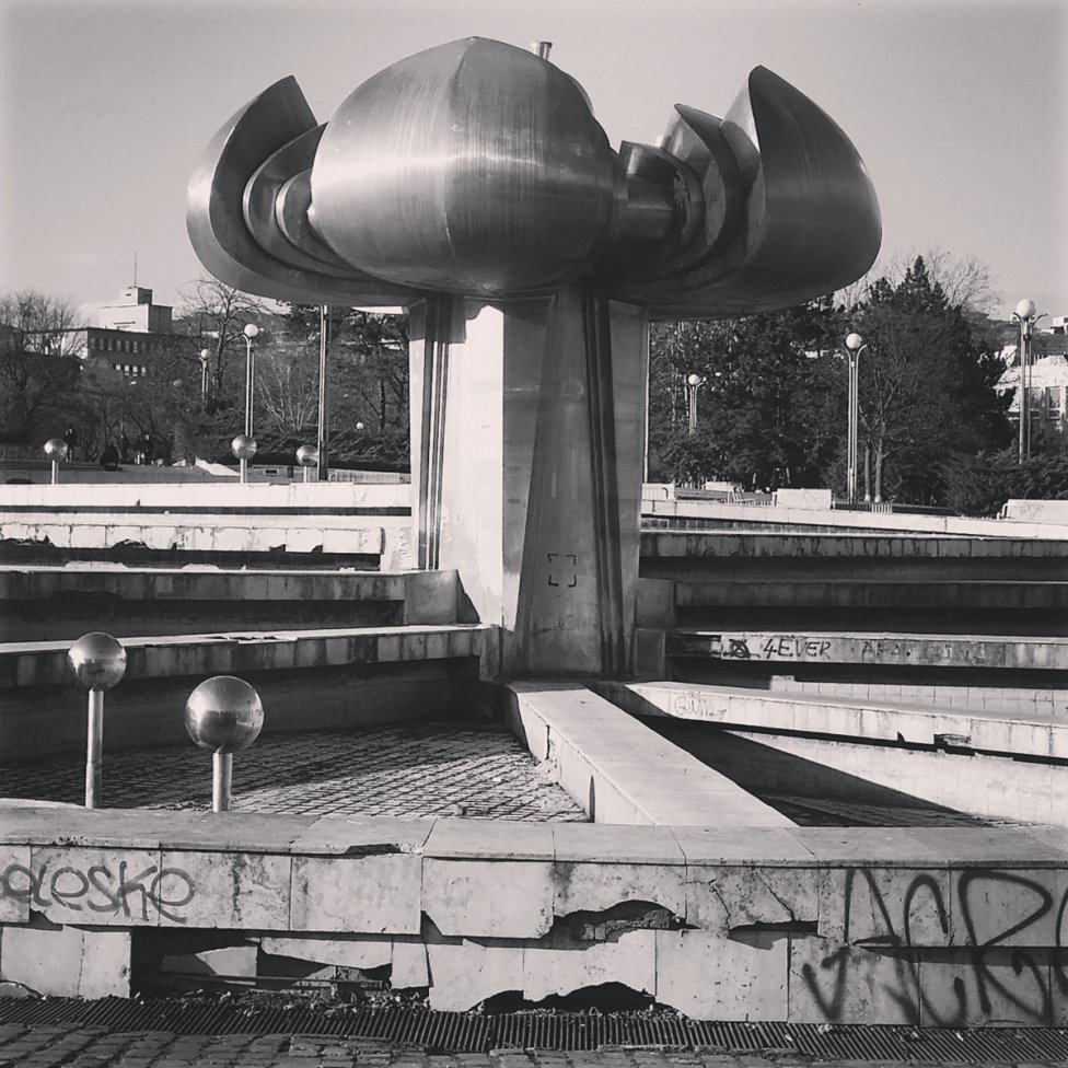 Fontána Družba na Námestí slobody v Bratislave je bez vody už veľa rokov. Foto - Adam Berka