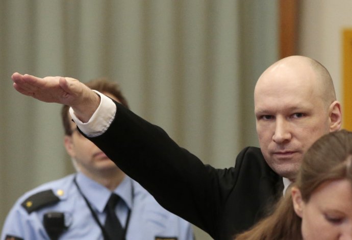 Anders Breivik počas súdneho procesu zdvihol pravačku na znak nacistického pozdravu. Foto – AP
