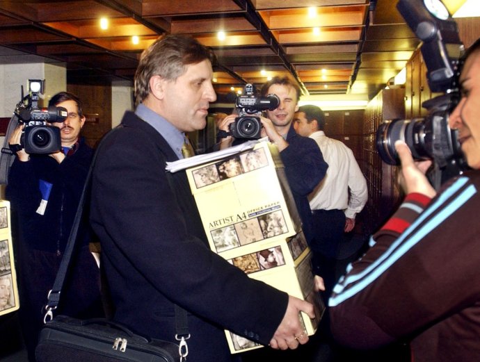 Anton Čulen v parlamente s petíciou za urýchlené prijatie Zmluvy o výhrade vo svedomí v roku 2006. Foto – TASR