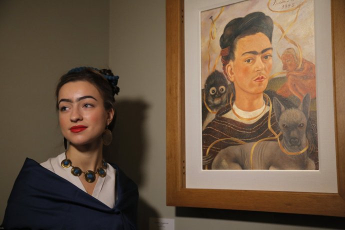 Mexická maliarka Frida Kahlo na maľbách zvýrazňovala svoje zrastené obočie. Foto - Tasr/Ap
