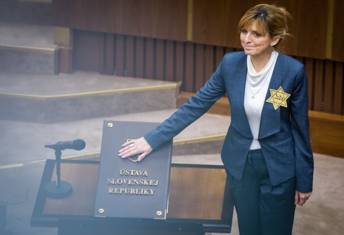 Viera Dubačová si pri skladaní poslaneckého sľubu demonštratívne pripla žltú hviezdu. Foto N – Tomáš Benedikovič