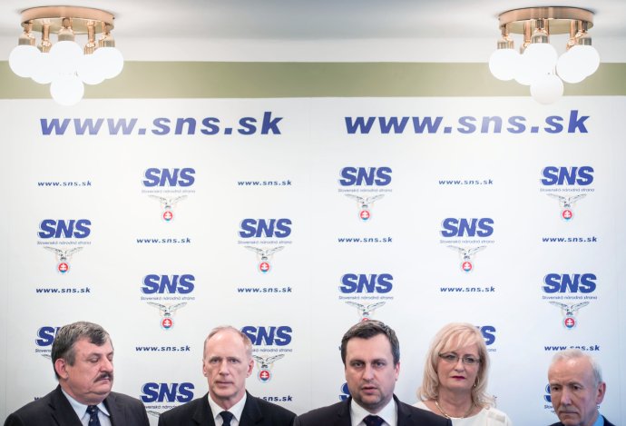 Jaroslav Paška (druhý zľava) je podpredsedom SNS a jednotkou na kandidátke do eurovolieb. Danko ho necháva, aby komunikoval veci okolo bezpečnosti a zahraničnej politiky. Foto N – Tomáš Benedikovič