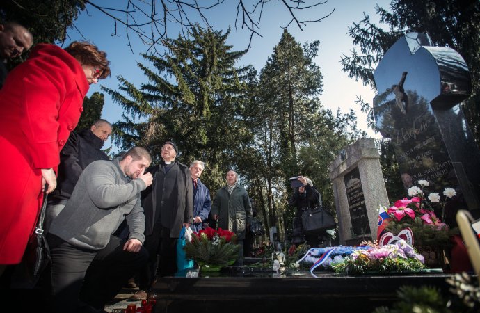 Pri symbolickom hrobe Jozefa Tisa sa prežehnáva poslanec Marian Beluský, vedľa neho stojí poslankyňa Natália Grausová. Foto N – Tomáš Benedikovič