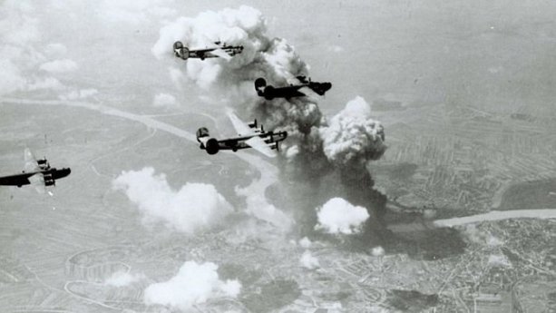 Americké bombardéry B-24 Liberator nad Bratislavou. V pozadí horí rafinéria Apollo.