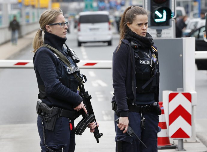 Bezpečnosť posilnili aj pri letisku vo Frankfurte. FOTO - AP