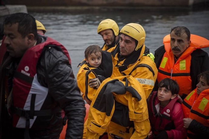 Oscar Camps (v strede) počas záchrannej akcie na gréckom Lesbose. Foto: Facebook PA