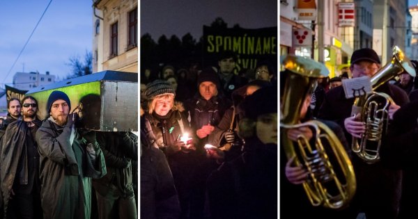 Učitelia prišli v&nbsp;čiernom, pochovávali školstvo (fotogaléria)