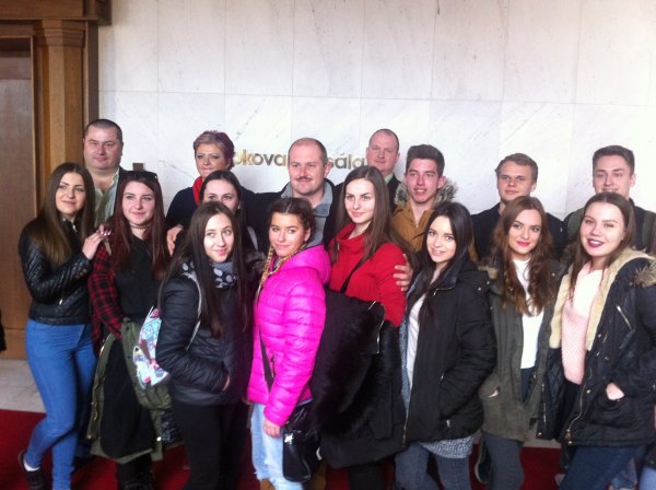 Kotlebovi poslanci len mlčia a&nbsp;pozerajú do zeme, fotia sa s&nbsp;nimi študenti (+ video)