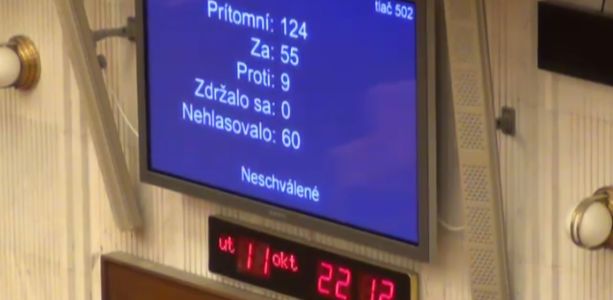 Spojené hlasovanie NR SR o navýšení eurovalu a vyslovení dôvery vláde Ivety Radičovej. Reprofoto – tvNRSR