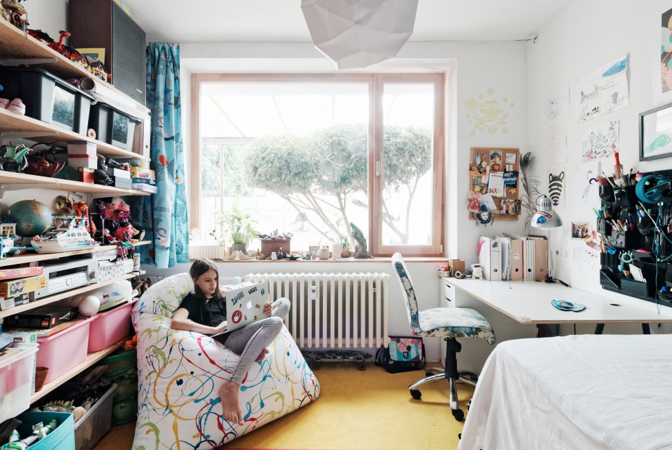 Ako má vyzerať dobrá izba pre deti? Dobrá posteľ, veľký stôl, odolná stolička a veľa miesta na veľa vecí. Foto – Peter Jurkovič