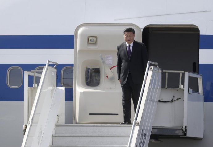 Čínsky prezident Si Ťin-pching po prílete do Prahy. FOTO - AP