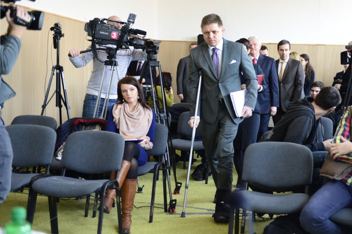 Fico v roku 2014 v Horných Orešanoch po tom, čo si poranil achilovku. Foto – TASR