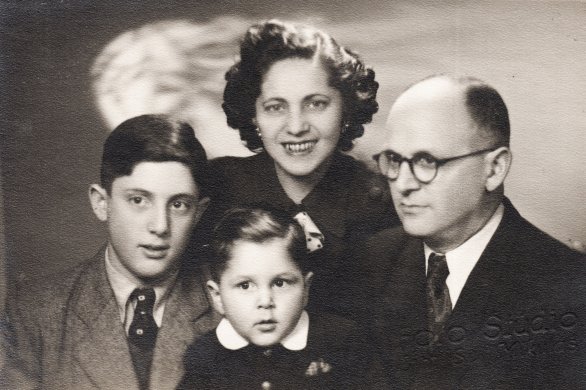 David Sivor s rodičmi (vľavo). Foto - Post Bellum