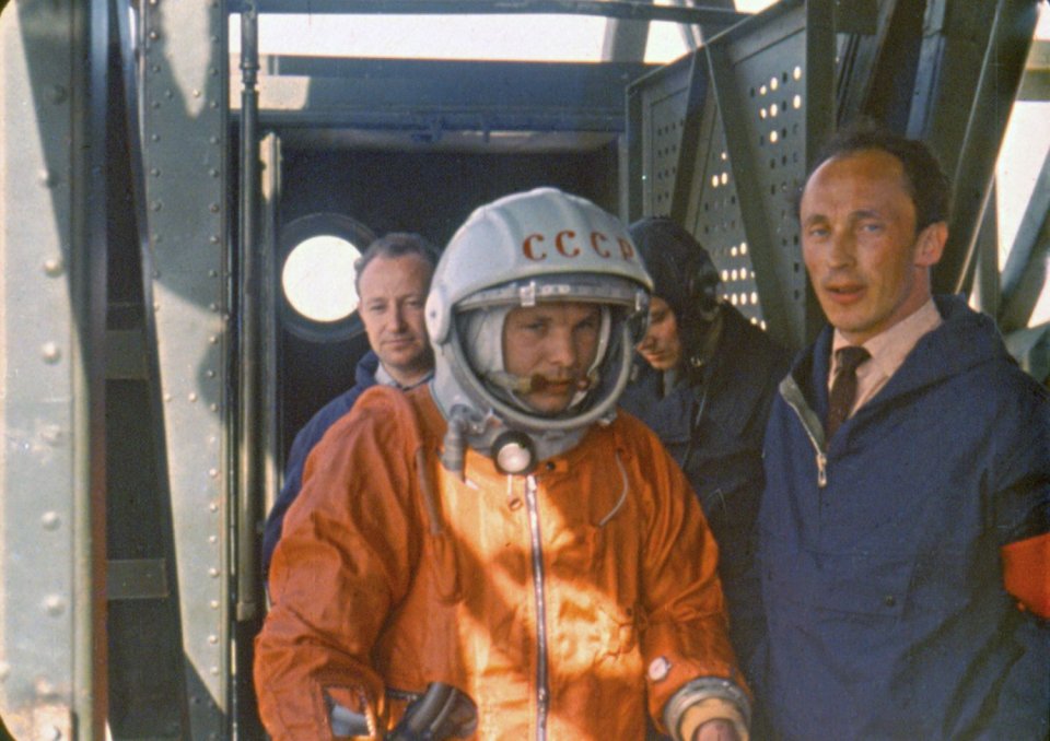 Na archívnej snímke konštruktér lode Vostok Oleg Ivanovskij (vpravo) a Jurij Gagarin. FOTO - TASR/AP