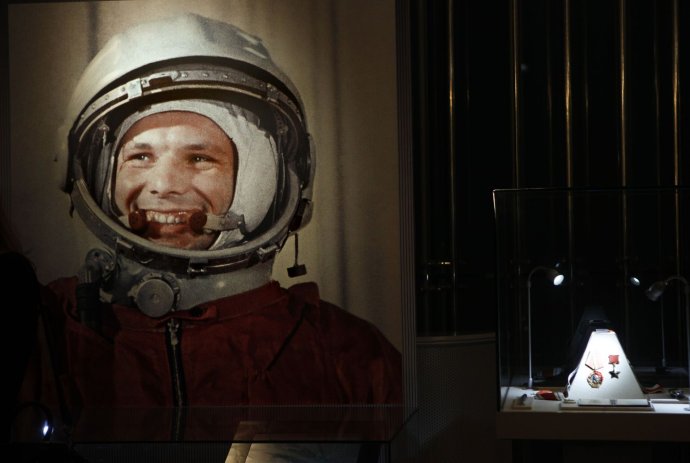 Na nedatovanom portréte Jurij Gagarin a jeho vyznamenanie (vpravo) Hrdina Sovietskeho zväzu. FOTO - TASR/AP