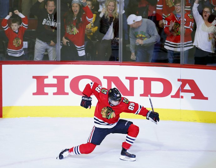 Patrick Kane oslavuje gól v zápase proti Bostonu. Foto - AP