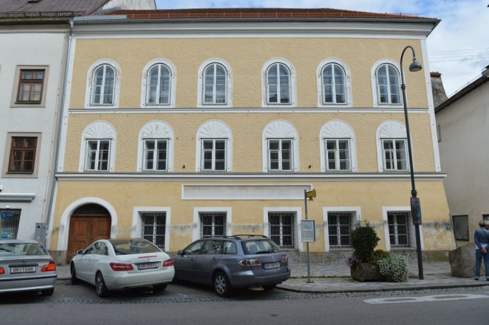 Hitlerov rodný dom v hornorakúskom meste Braunau. Foto – AP