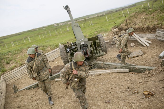 Najhoršie boje v Náhornom Karabachu od uzavretia prímeria medzi Arménskom a Azerbajdžanom si vyžiadali začiatkom apríla desiatky obetí. Znovu uzavreté prímerie sa stále porušuje. FOTO - TASR/Ap