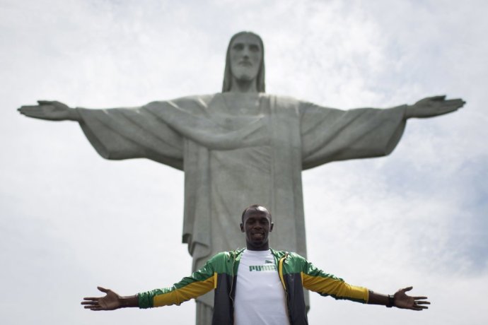 Jamajský šprintér a olympijský víťaz Usain Bolt pózuje pred sochou Krista Spasiteľa v Riu de Janeiro. Foto – AP