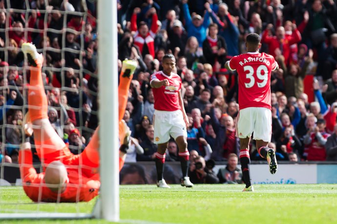 Marcus Rashford sa teší z gólu proti Aston Ville. Foto - AP